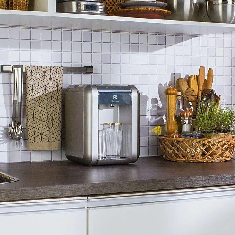 Purificador Electrolux Água Gelada, Fria e Natural com Painel Easy Touch Cinza (PE11X)